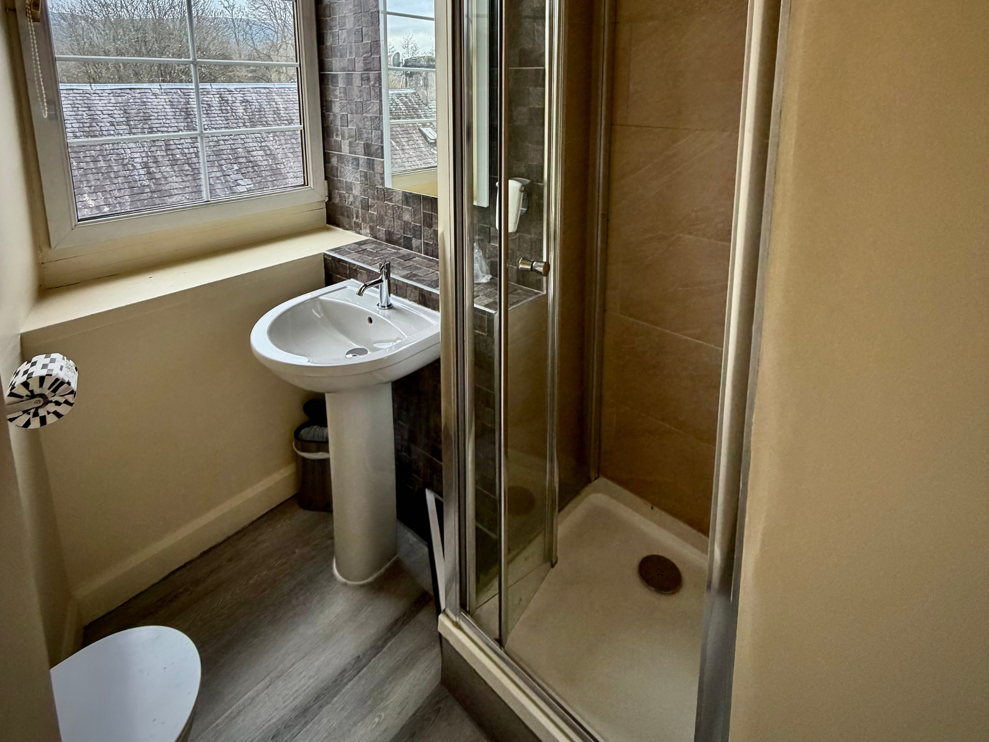 Single-room-bathroom